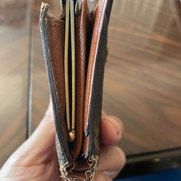 Louis Vuitton French Kiss Wallet, Plenty Storage - Picture 10 of 12